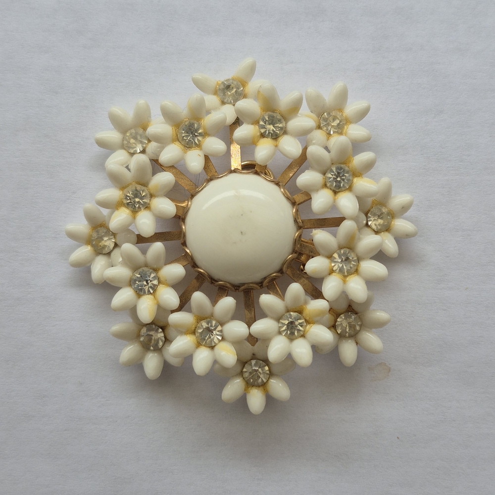 Vintage Milk Glass Daisy Wreath Brooch Pendant